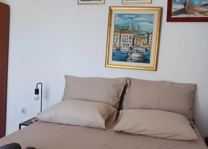One Bedroom With Terrace דירה *
