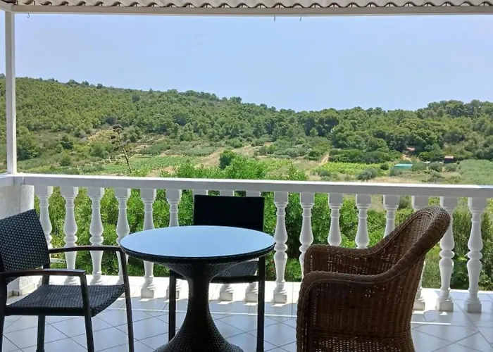 One Bedroom With Terrace דירה *